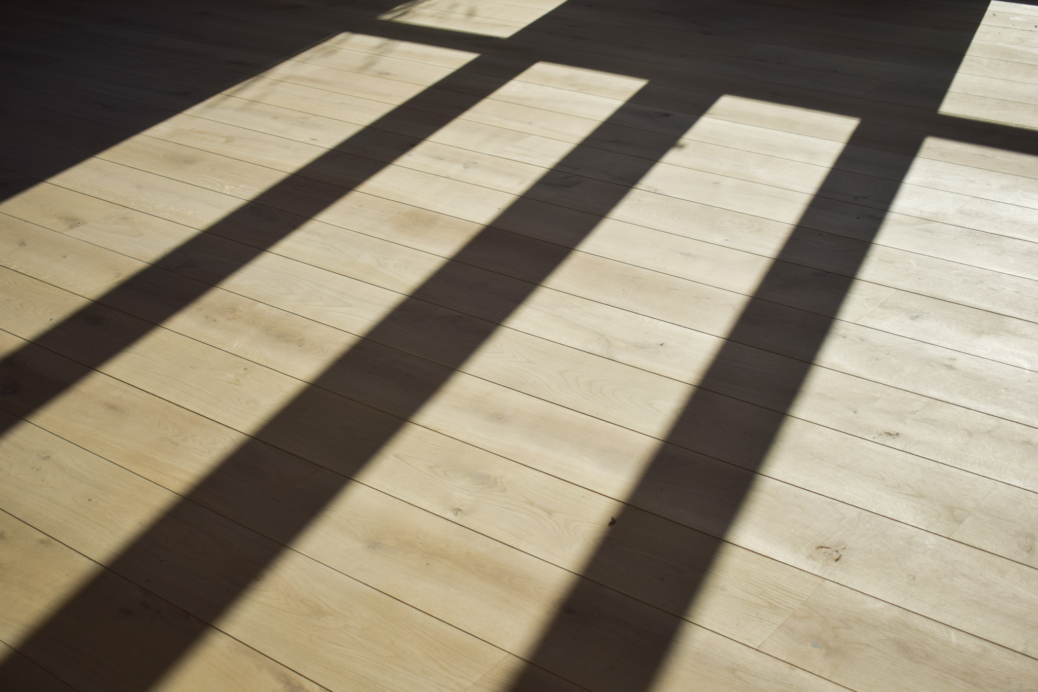 Warme middenbruine brede plank vloer in Hotel Chique interieur